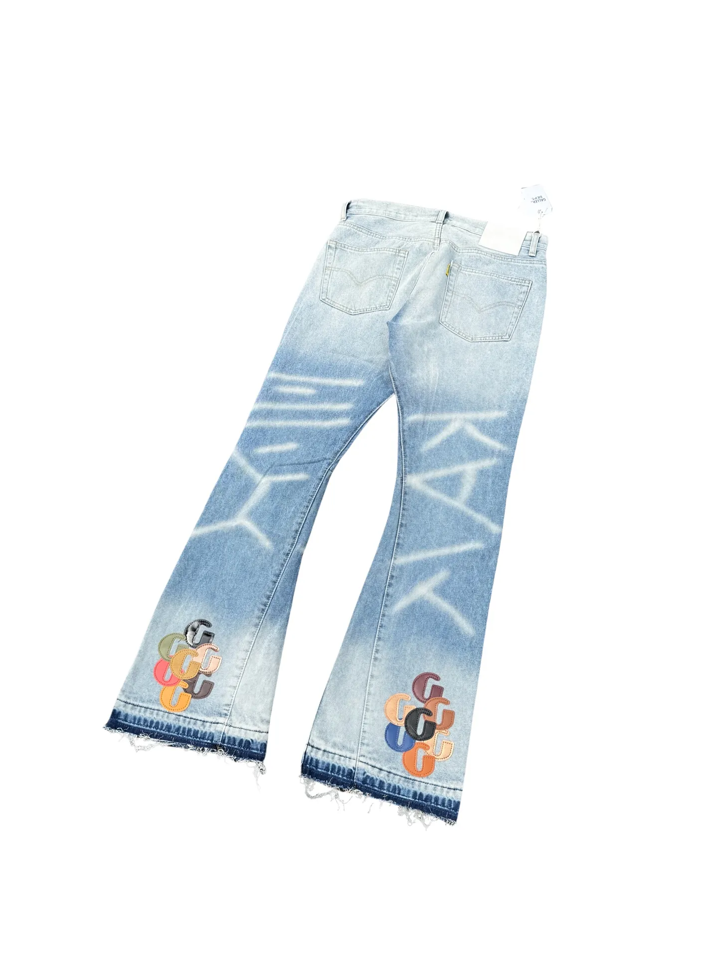 P240💰G66 GALLERY DEPT. Denim spliced ​​with all-over printed leather ripped bell-bottoms, washed and distressed jeans. GALLERY is attracted by these bell-bottoms. Whether it is a reset of Carhartt or Levis, it has created a strong brand style. Since these pants are modified from rare vintage, the production capacity is limited. Therefore, after many icons wore them, these pants were once hard to find. Later, perhaps due to the improvement of GD's business in the past two years and the expansion of production lines, the brand itself lowered the price, so I can't wait any longer for these pants this year and will definitely buy them. During the process of the denim washing plant, the owner of the washing plant helped introduce a boss who had worked for Levi's foundry and started his own business. This also paved the way for the following styles. Therefore, Levi's remodeled single product for the base plate is really familiar. Whether it is the fabrics supplied or the lathes used in production, there is nothing to choose from. -Color: blue -Size: S-XXL (corresponding to 28-36)